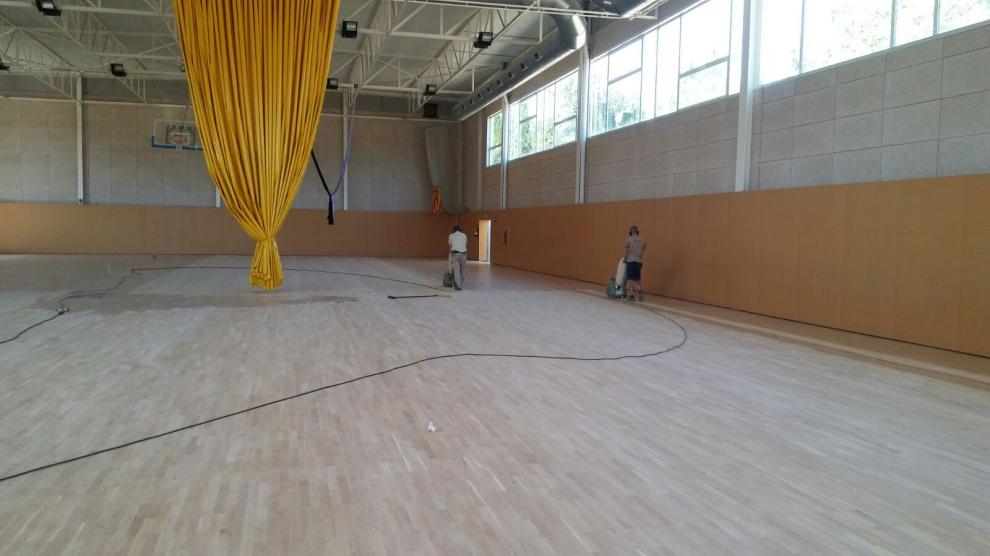 Inici dels treballs de manteniment del parquet del Pavelló Municipal