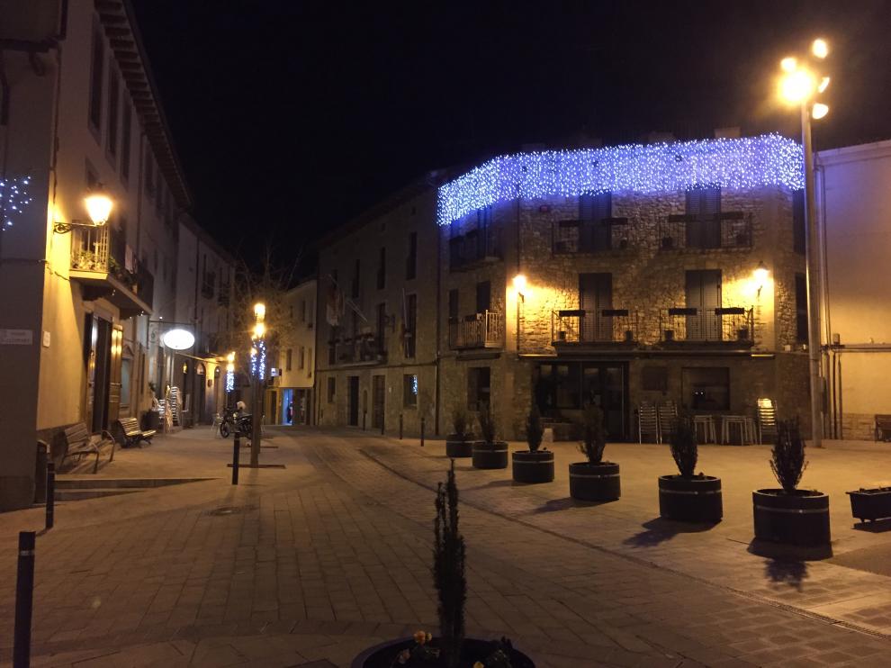 Ja hi ha instal.lat l'enllumenat de Nadal a Olost