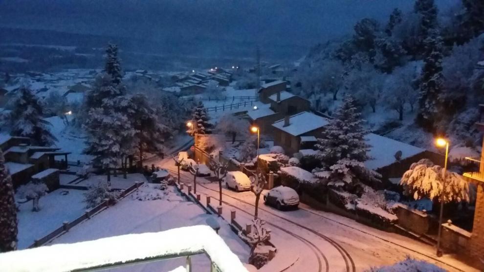 Recull fotogràfic de la nevada d'avui a Olost i Santa Creu