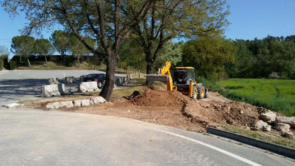 Obres de construcció de la sortida de la rotonda de les Piscines cap al camí de Campa