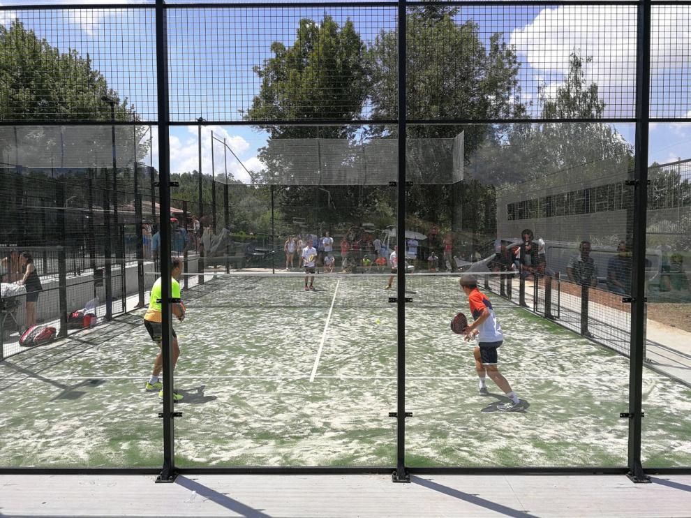 Diumenge va finalitzar el 1r Torneig de Padel d'Olost i es van inaugurar oficialment les Pistes