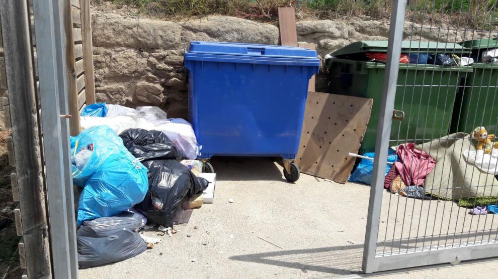 Excés de deixalles a l'Àrea d'Emergència de Santa Creu