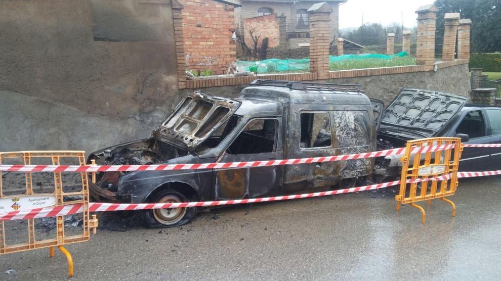 Incendi d'uns vehicles a la via pública