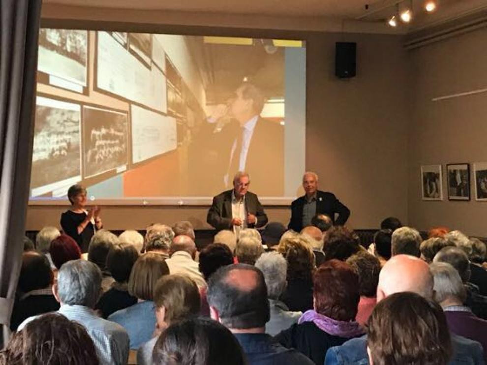 Ple de gom a gom en la presentació del llibre 