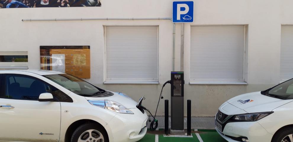Es posa en funcionament el punt de recarrega de vehicles elèctrics del Centre Cívic.
