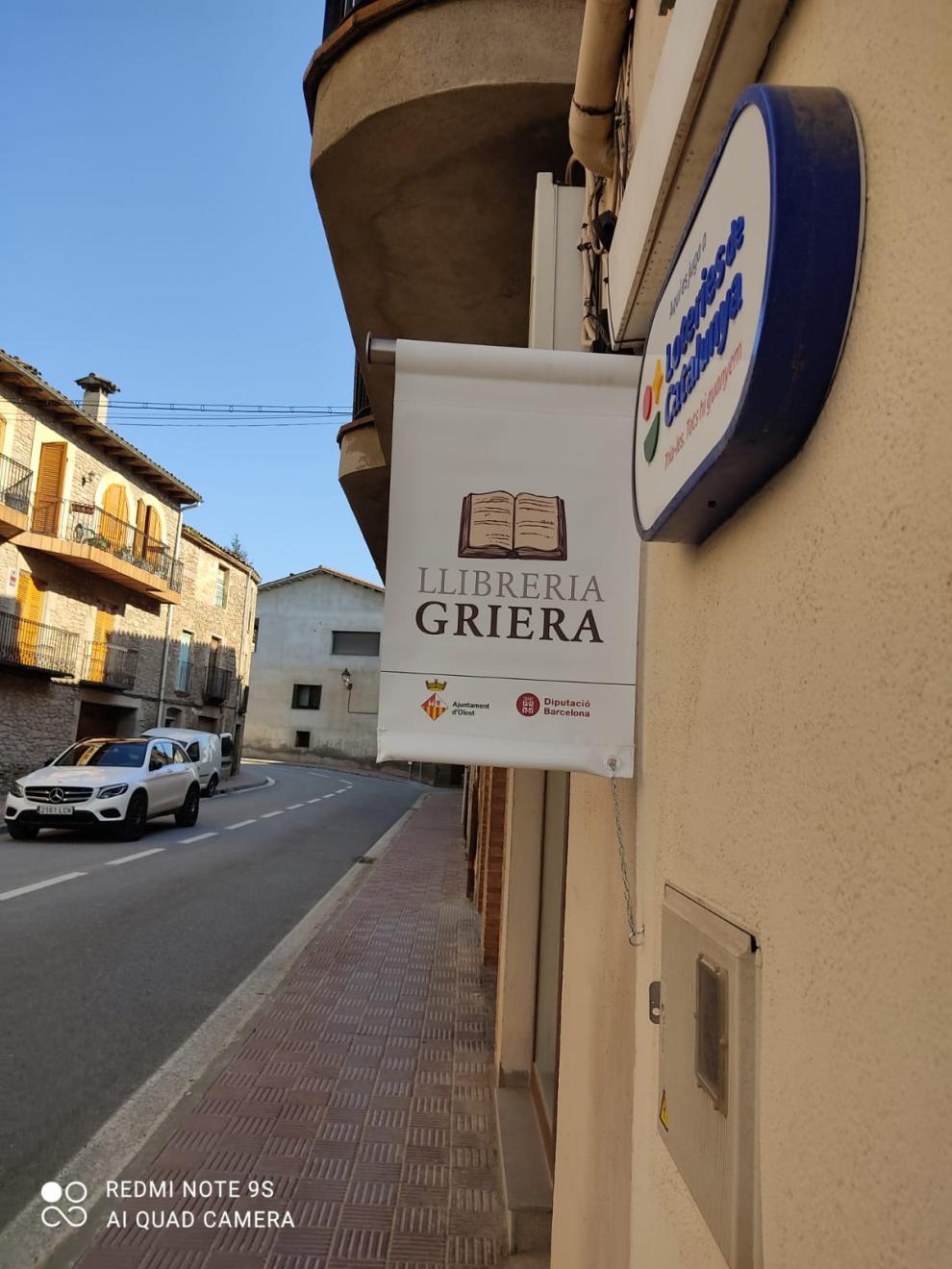 S'instal·len noves banderoles a les façanes dels comerços i serveis locals