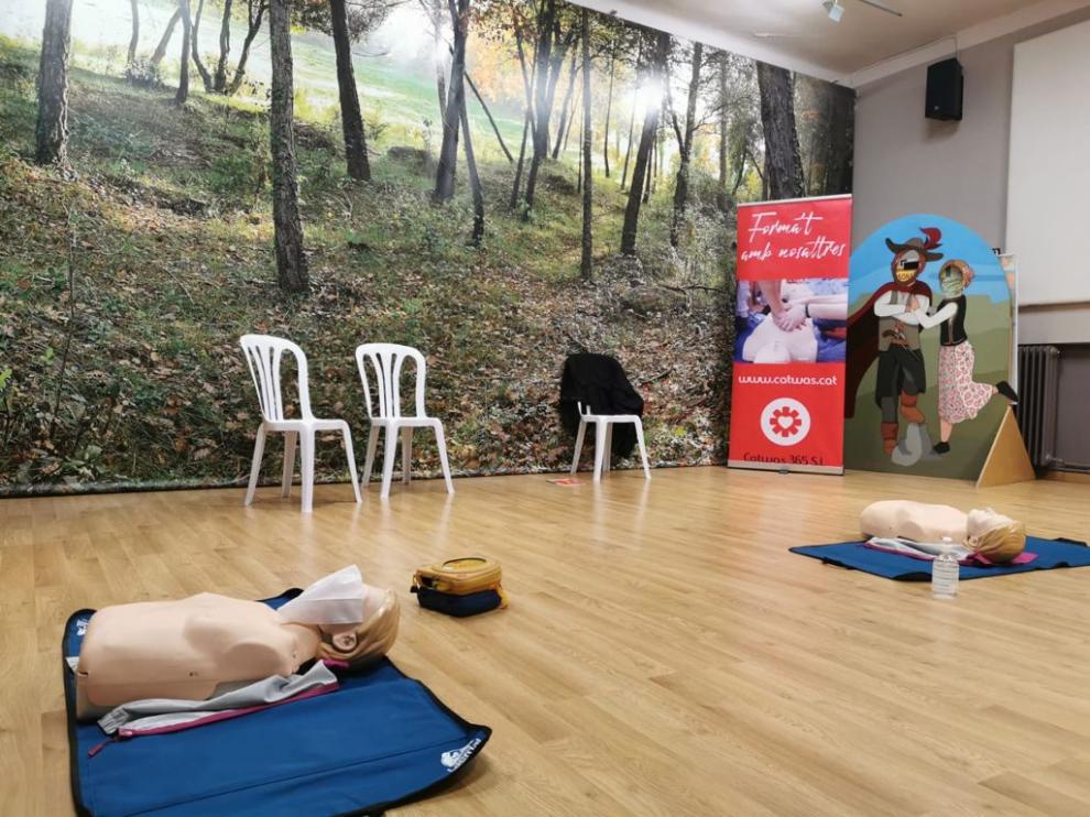 S'imparteix un Curs oficial de suport vital bàsic per saber com reaccionar en cas d'emergència