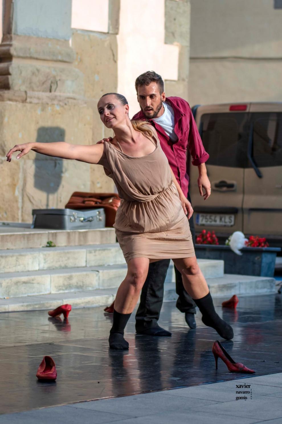 La dansa omple d'entusiasme la plaça Major 