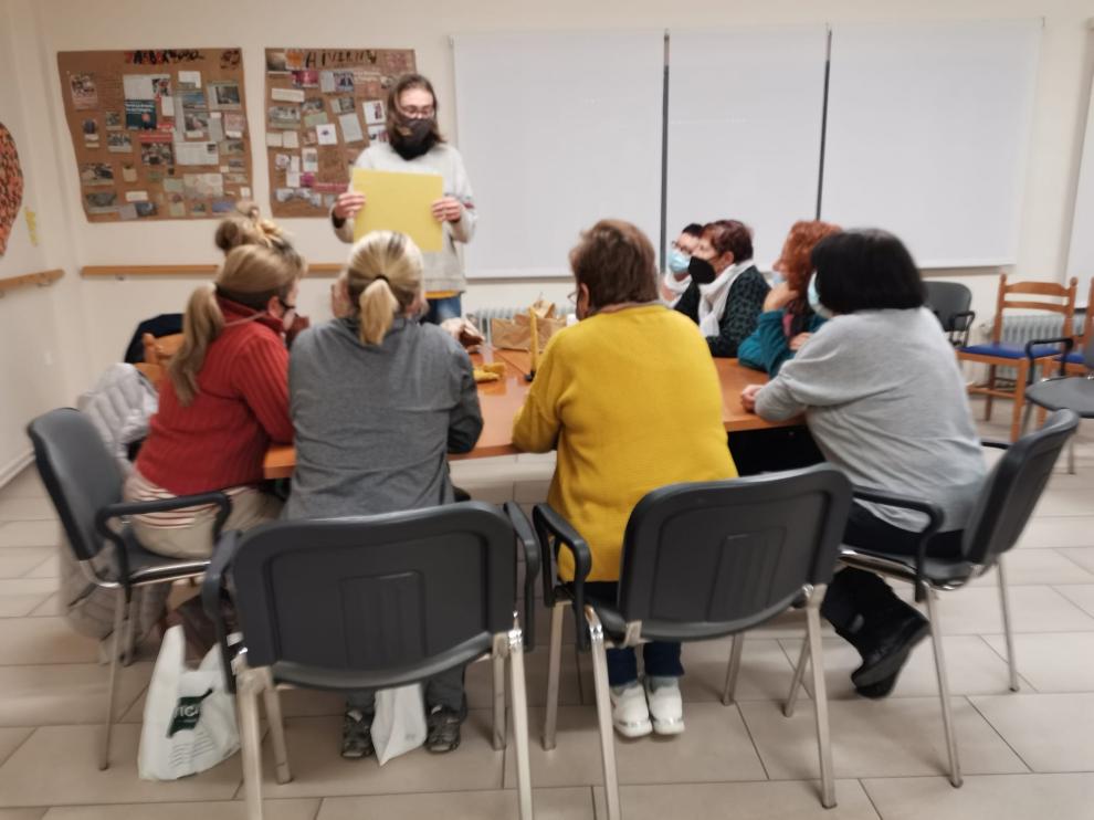 Èxit de participació en el taller de confecció d'espelmes vinculat al 25N