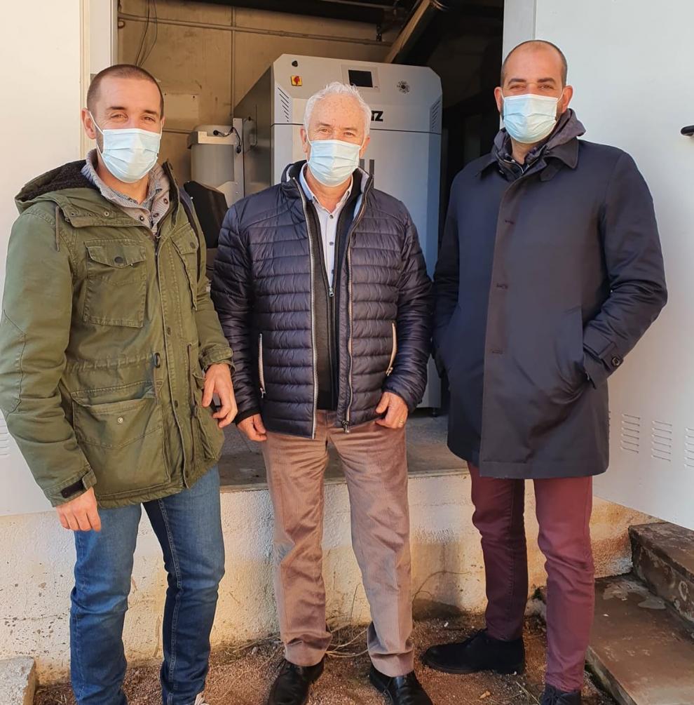 El diputat d'Acció Climàtica de la Diputació de Barcelona, Xesco Gomar, visita la nova caldera de biomassa d'Olost